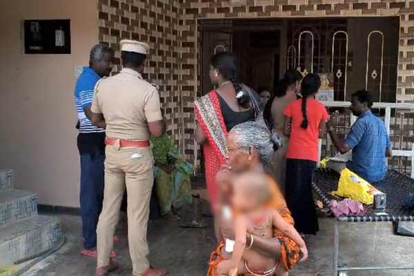 Miscreants broke the lock of the house and stole 50 pieces of gold jewellery