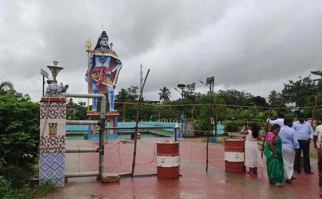 puthukottai Shiva statue pond wall is collapsing ...!