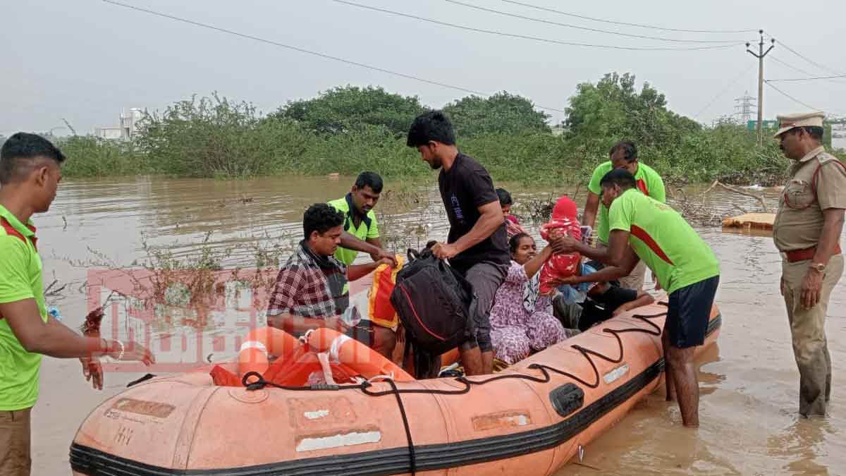 Cuddalore Flood; Superintendent of Police embarked on rescue mission (Photos)