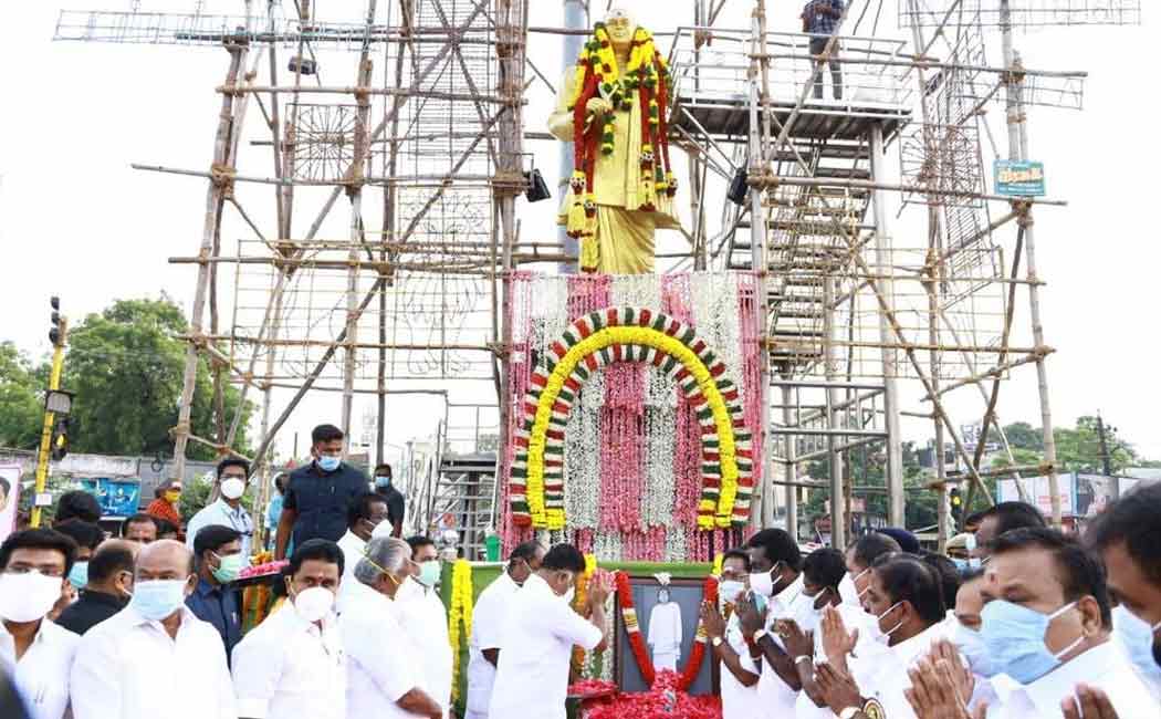 edappadi palanisamy and o.panneerselvam pay homage to muthuramalingam thever