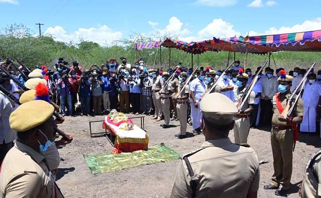 Kanimozhi MP Pays homage to Ki.Ra.