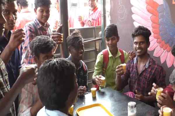 50 பைசாவிற்கு காபி; கடையில் குவிந்த மக்கள்