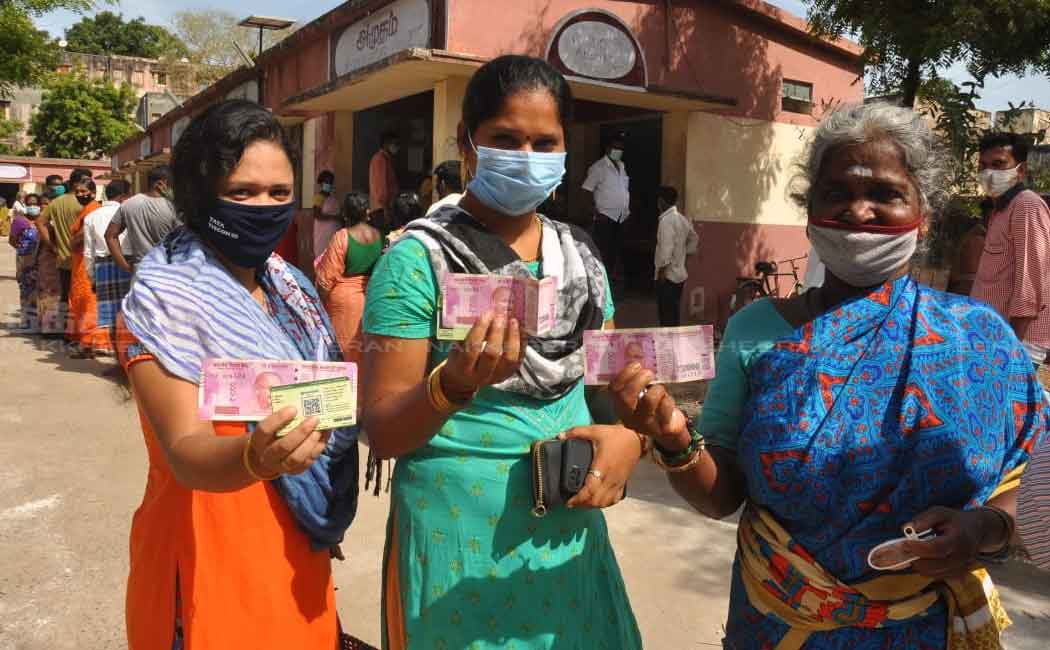 People gathered to buy the Corona relief fund of 2000 rupees