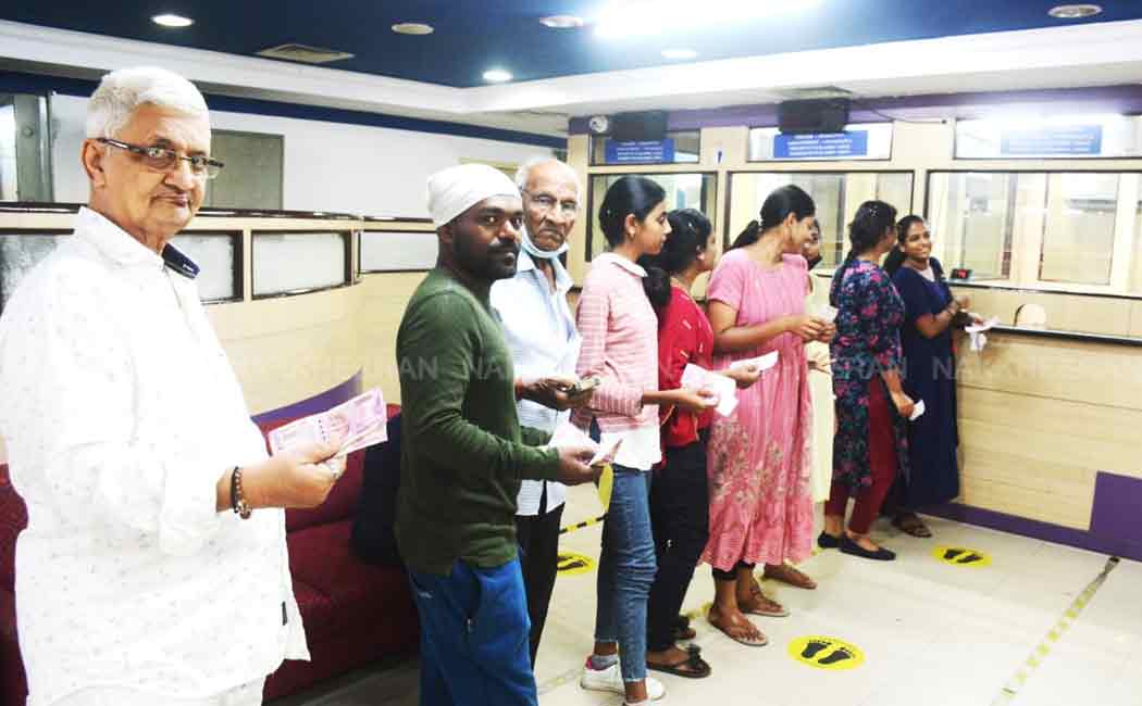 people waiting two thousand rupees note changes bank