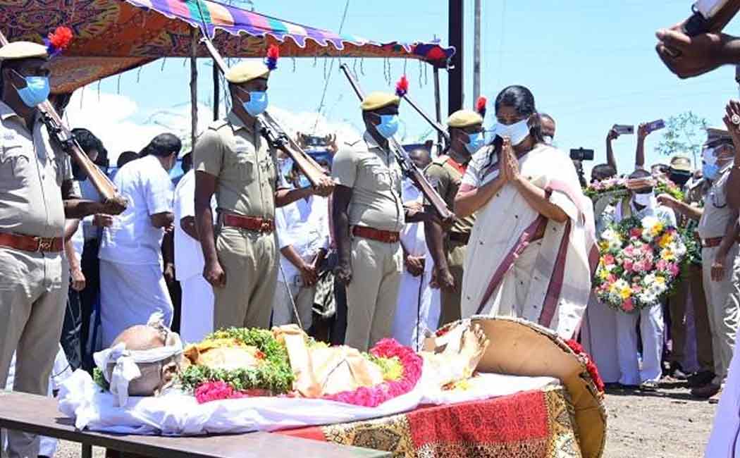 Kanimozhi MP Pays homage to Ki.Ra.