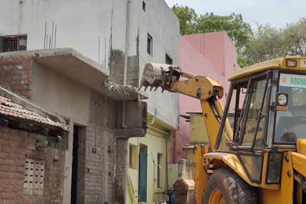 encroachment constructed building destroyed karur kulithalai bus stand