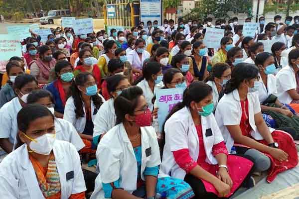 Private college fees in government colleges - medical students who continue to struggle ..!