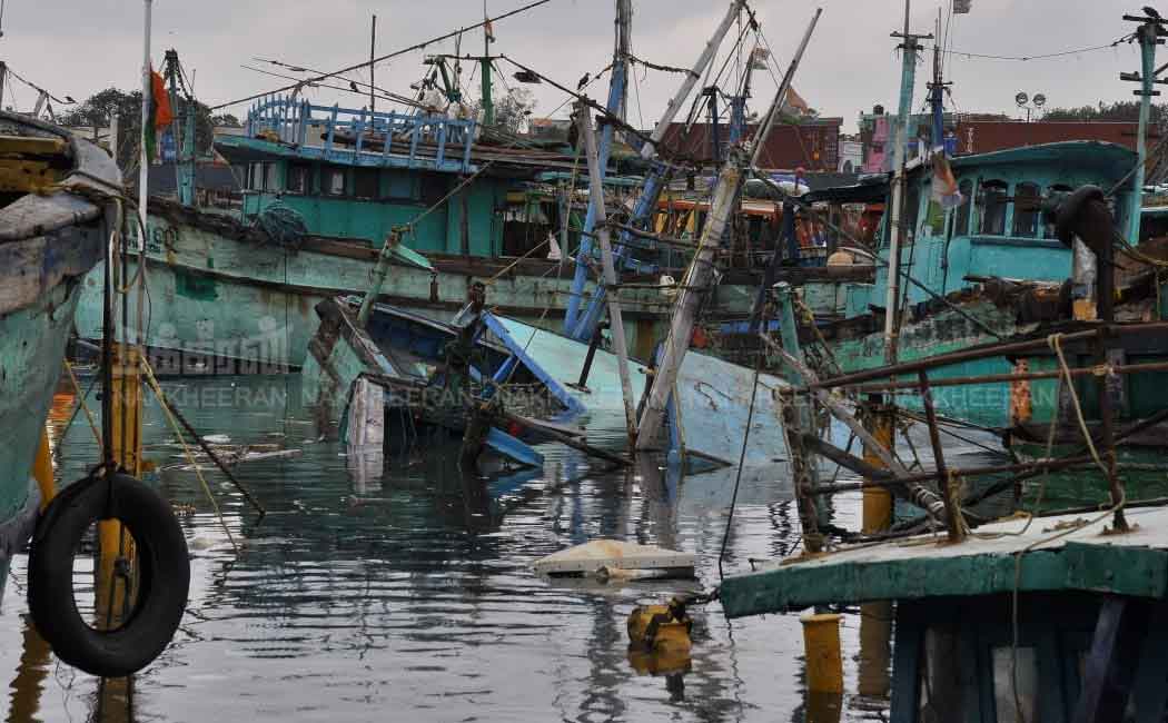 The government should help the fishermen affected by the storm.. - Anbumani