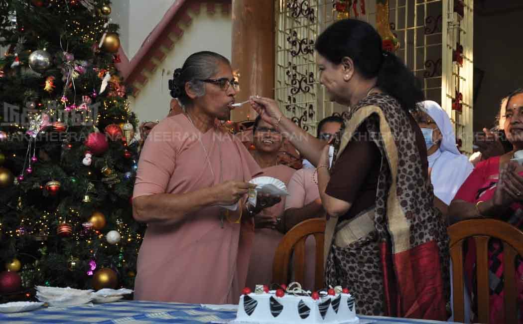 Sasikala celebrates Christmas at a old age home