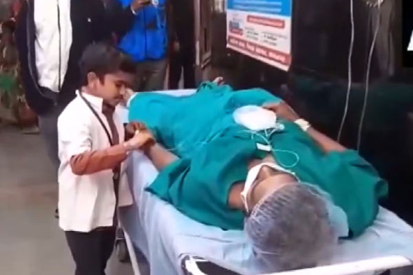 The world's shortest man holds the record to become doctor