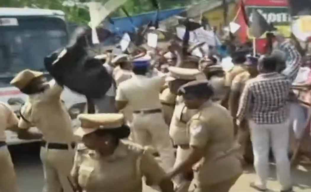 Black flag for governor in Mayiladuthurai