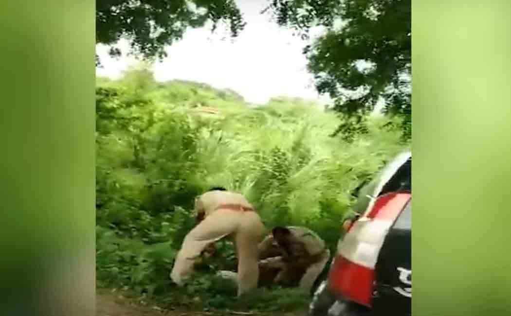 uttarpradesh police fights for car seat video went viral