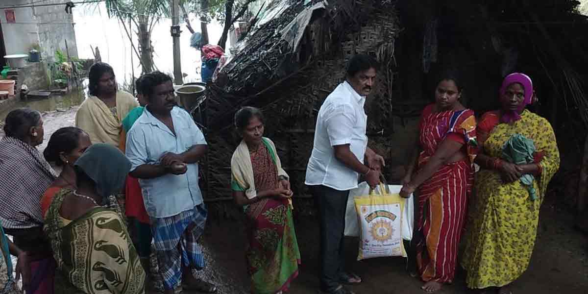 Cholingar Ravi helps rain-affected tribal people!