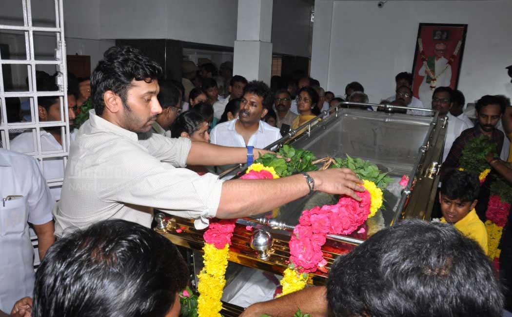 Photos of Nakkheeran editor and vairamuthu pay tribute to K Anbazhagan