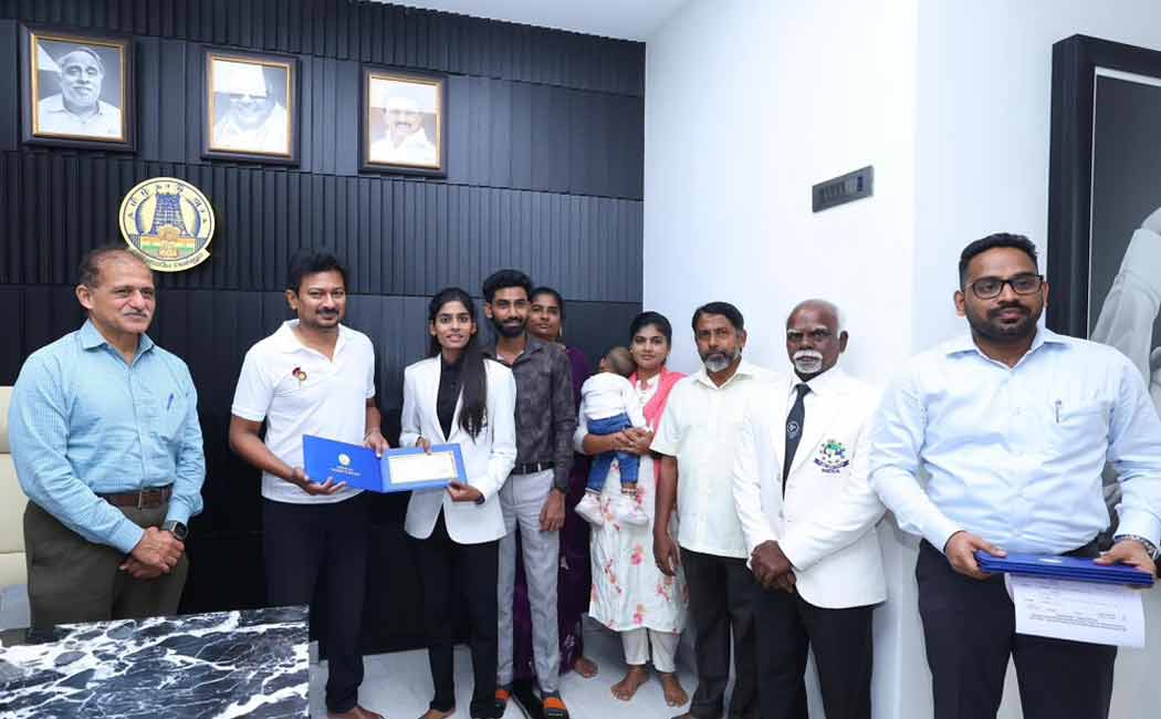 Cash prize for carrom player Kasima on behalf of TN govt