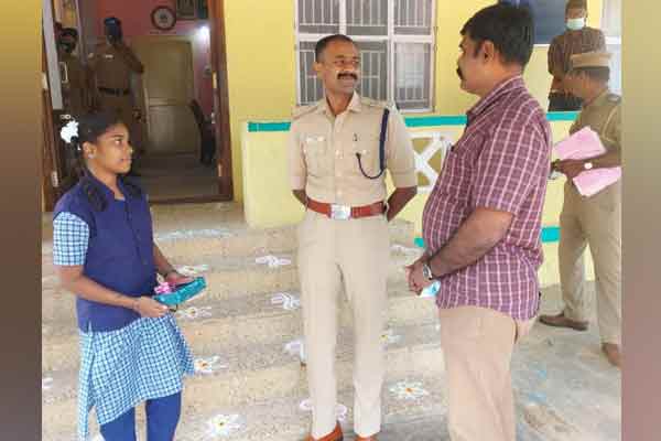 Nakkeeran Internet News .. Kanimozhi MP praises school student!
