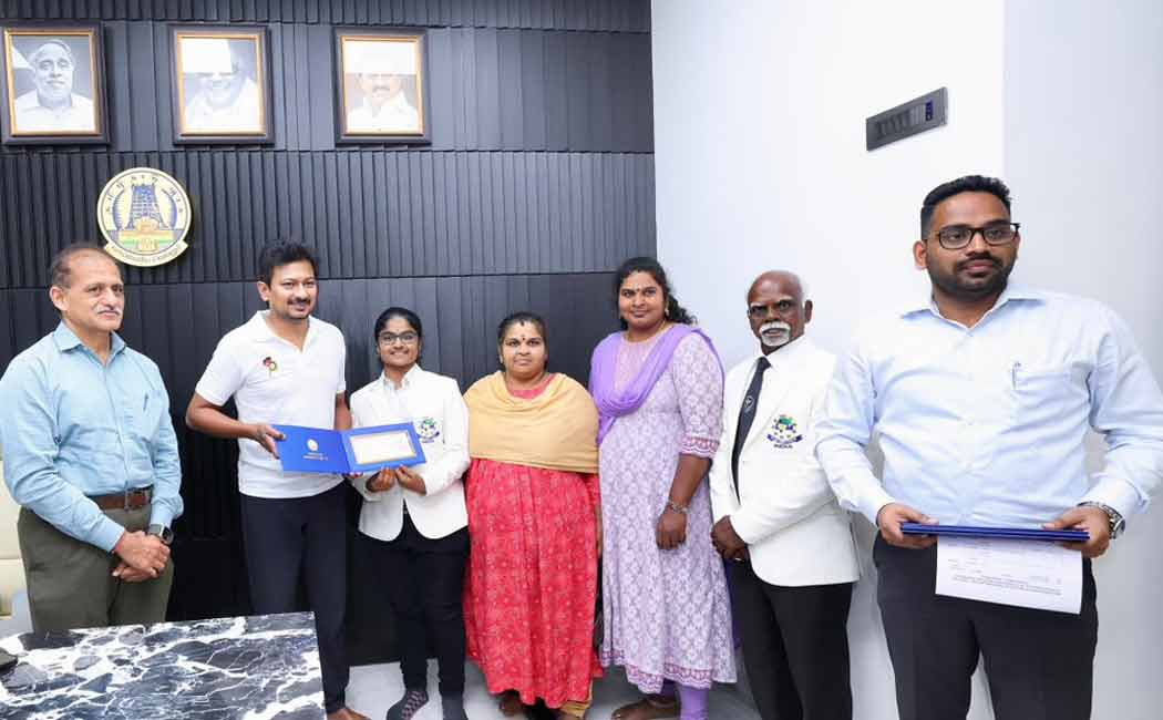 Cash prize for carrom player Kasima on behalf of TN govt