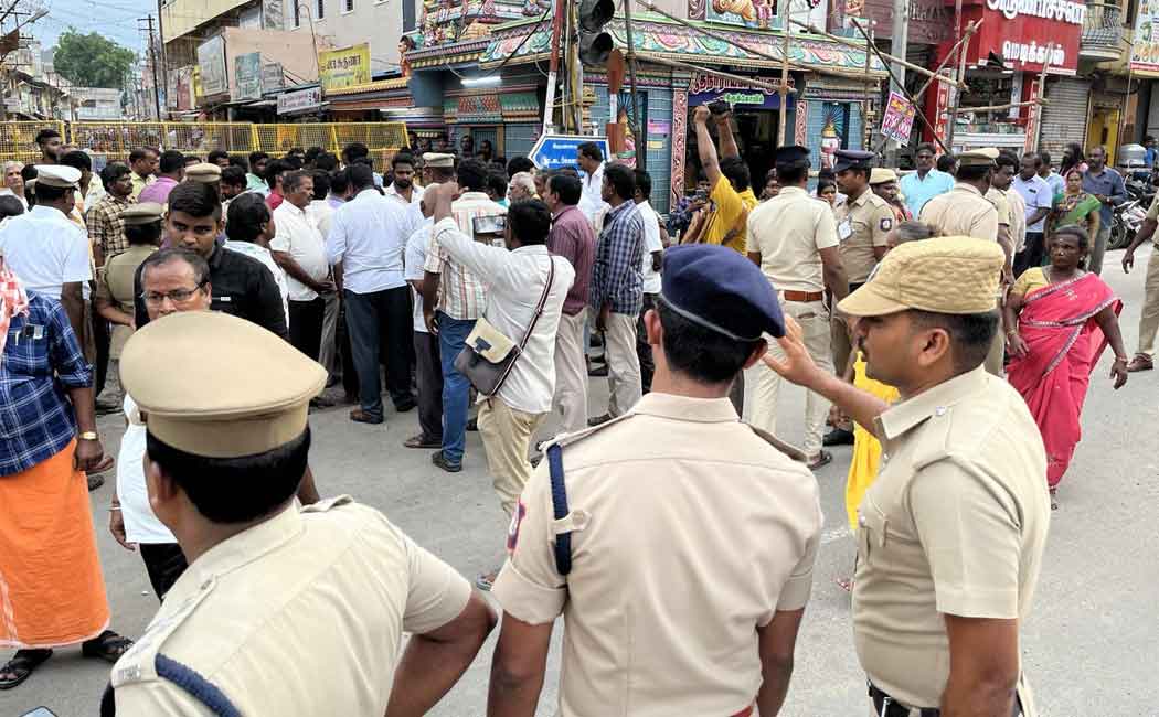DSP threatened the traders who blocked the road tiruvannamalai