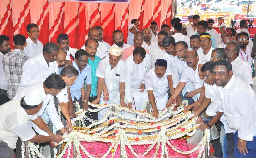 Chief Minister mk stalin lays flowers at Kaidemillath's memorial