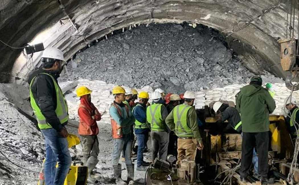 Tunnel collapse incident ; Hot food for stranded workers