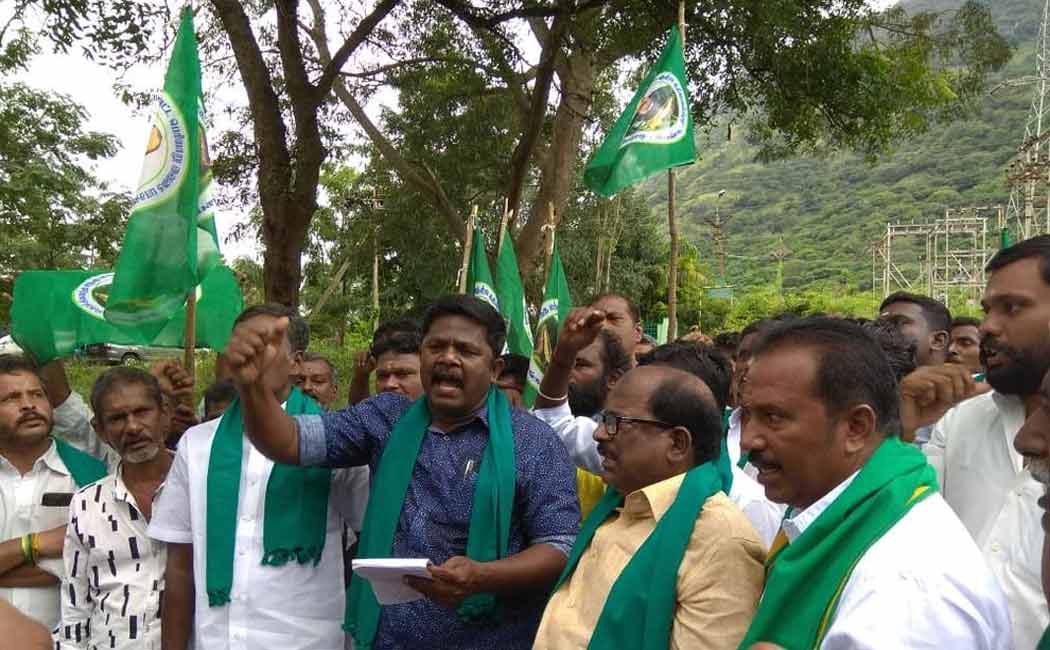 Tamil Nadu farmers blockade struggle against Kerala