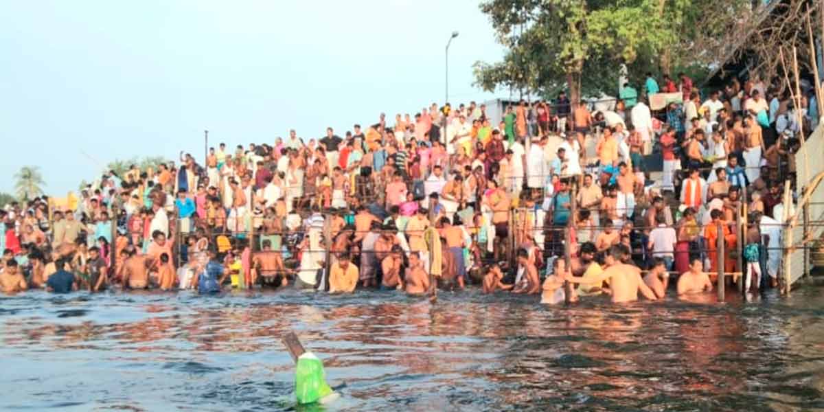 People flocked to Kashi to the south