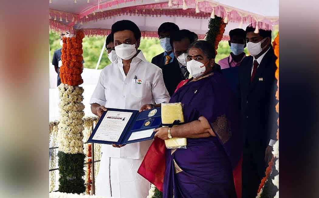 Chief Minister presents 'Avvaiyar Award' to deserving female personality