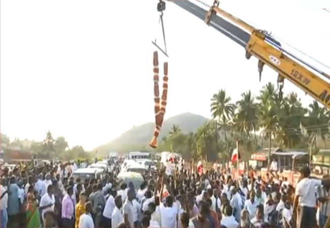 sasikala arrives tamilnadu ammk leaders