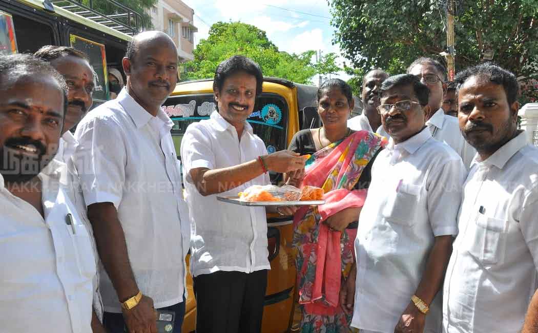 AIADMK party workers celebrate with sweets (Pictures)