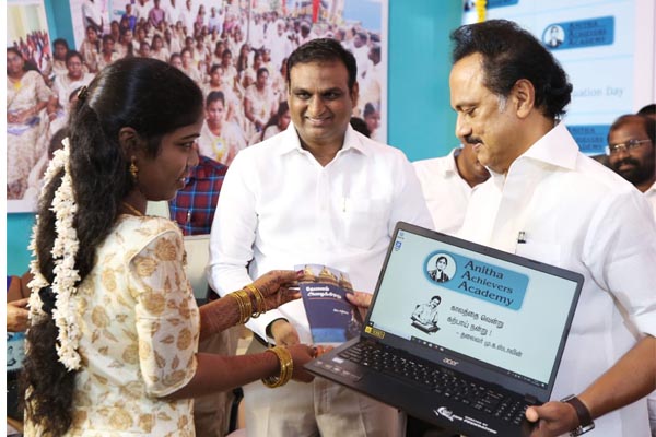 stalin gives laptops to students