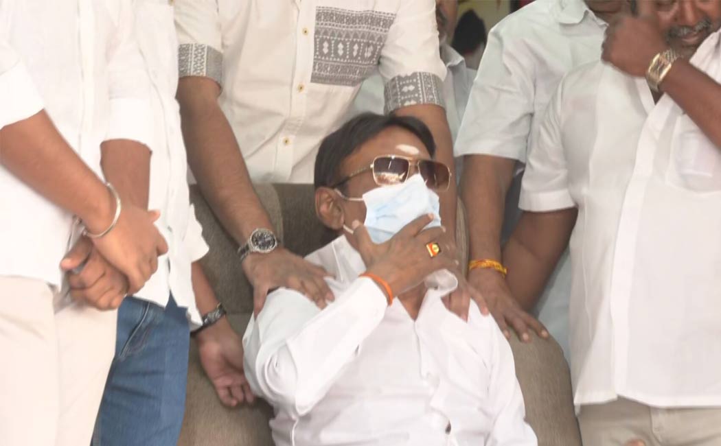 Vijayakanth met the party workers at the DMDK office