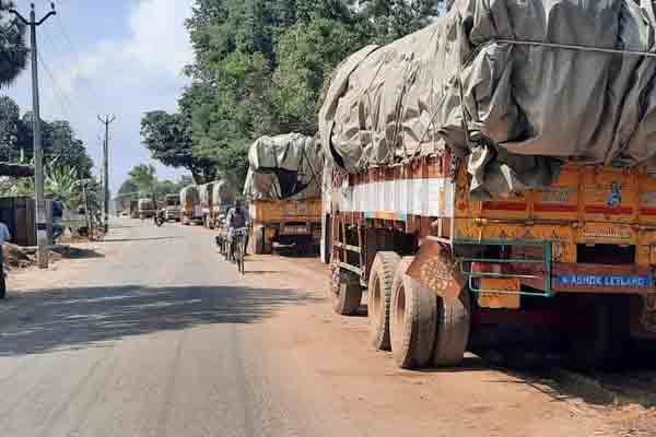 ‘Who is responsible for the money!’ Trucks parked on the side of the road for a week!