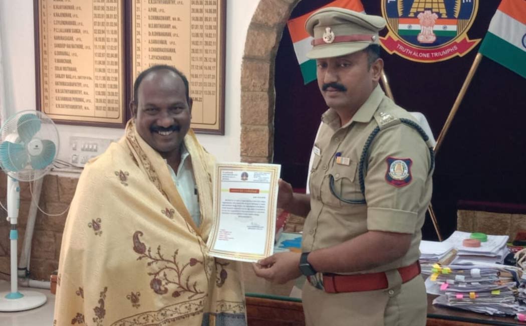 Tasmac employees handed over gold chain lying road Dindigul police