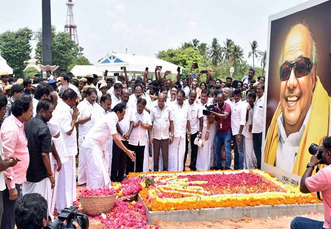 TAMILNADU FORMER CM Jayalalithaa OF true believer WHO THE PERSONS EPS AND OPS