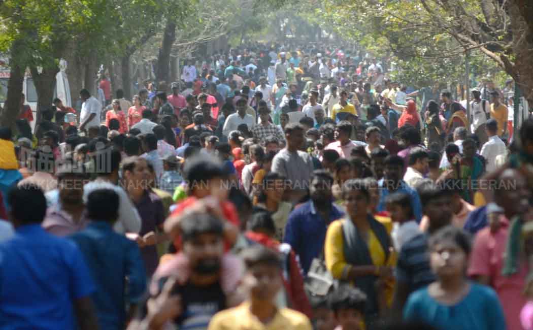 Vandaloor Zoo Full of People