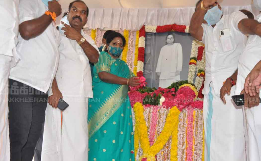 Leaders who paid floral tributes to the portrait of Muthuramalingam thevar