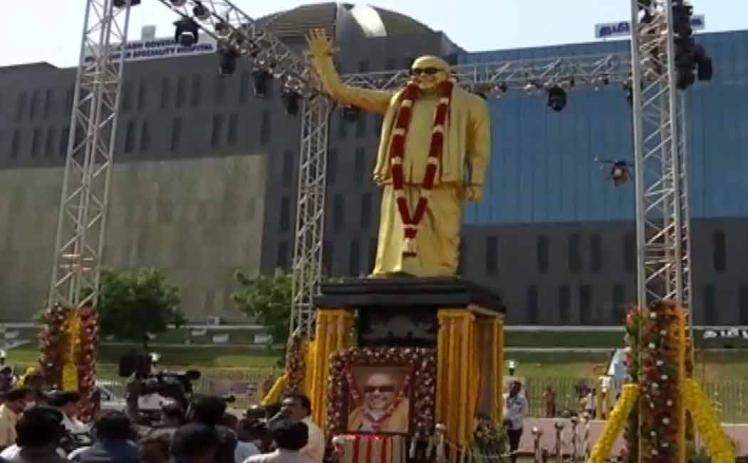 mk stalin pays homage to the karunanidhi statue