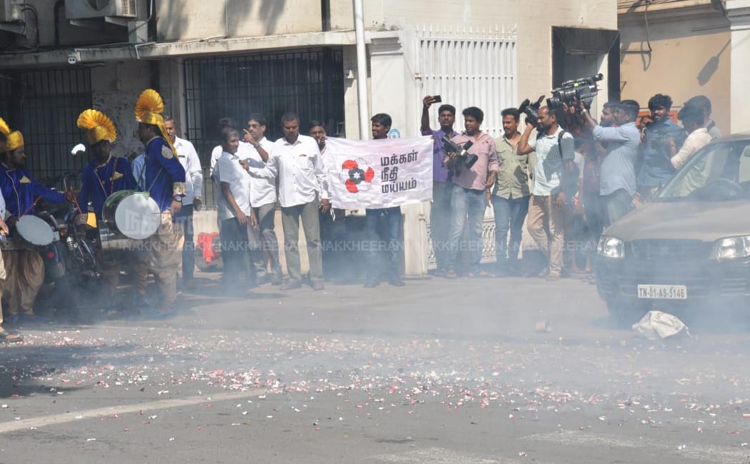 Volunteers who welcome Kamal