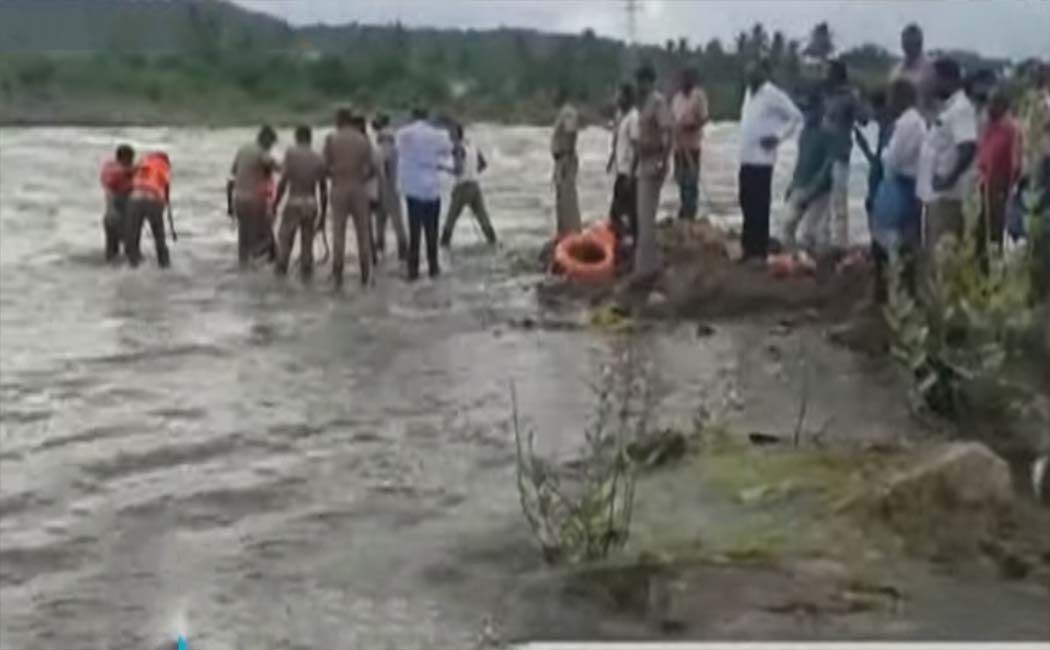 Youth trapped in the middle of overflowing flood... Firefighters rescue!