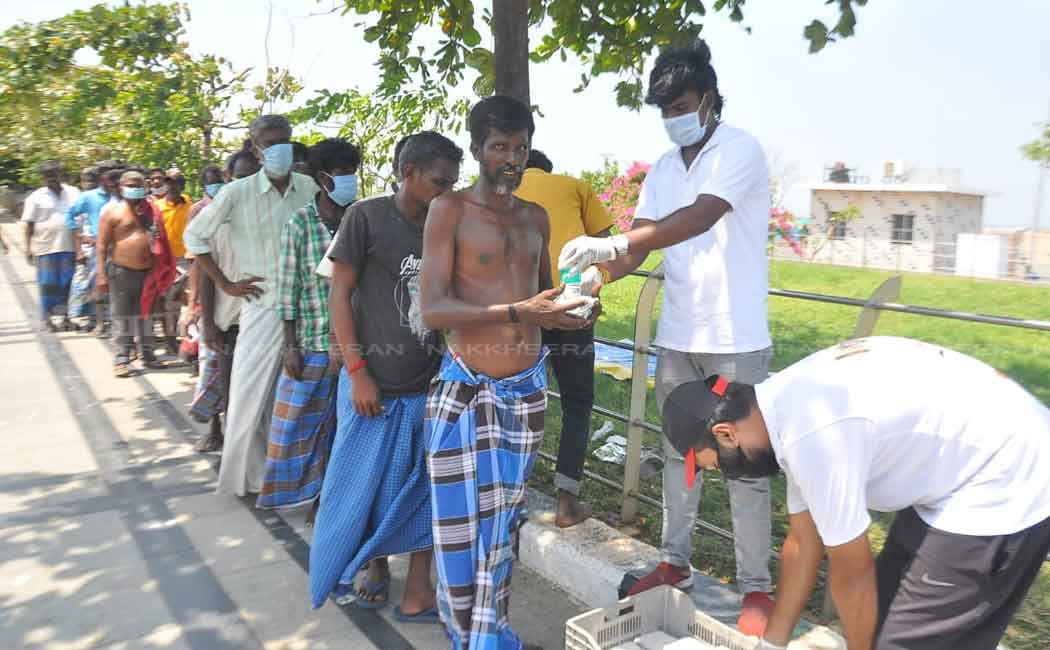 DMK youths who provided food to those on the road