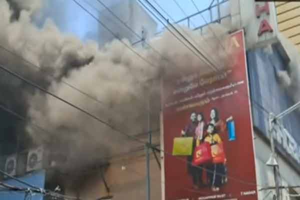 Massive fire breaks out at Chennai clothing store