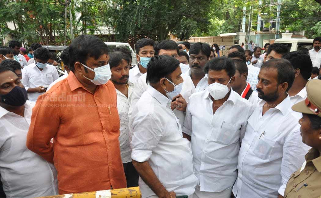 Velumani and Thangamani in front of Vijayabaskar's house!