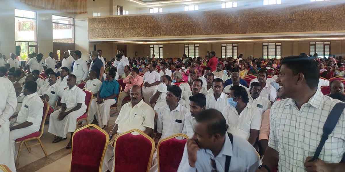 Divakaran's A.D.K. joining ceremony with Sasikala leadership.. Double leaf flag postures parade in Tanjore!