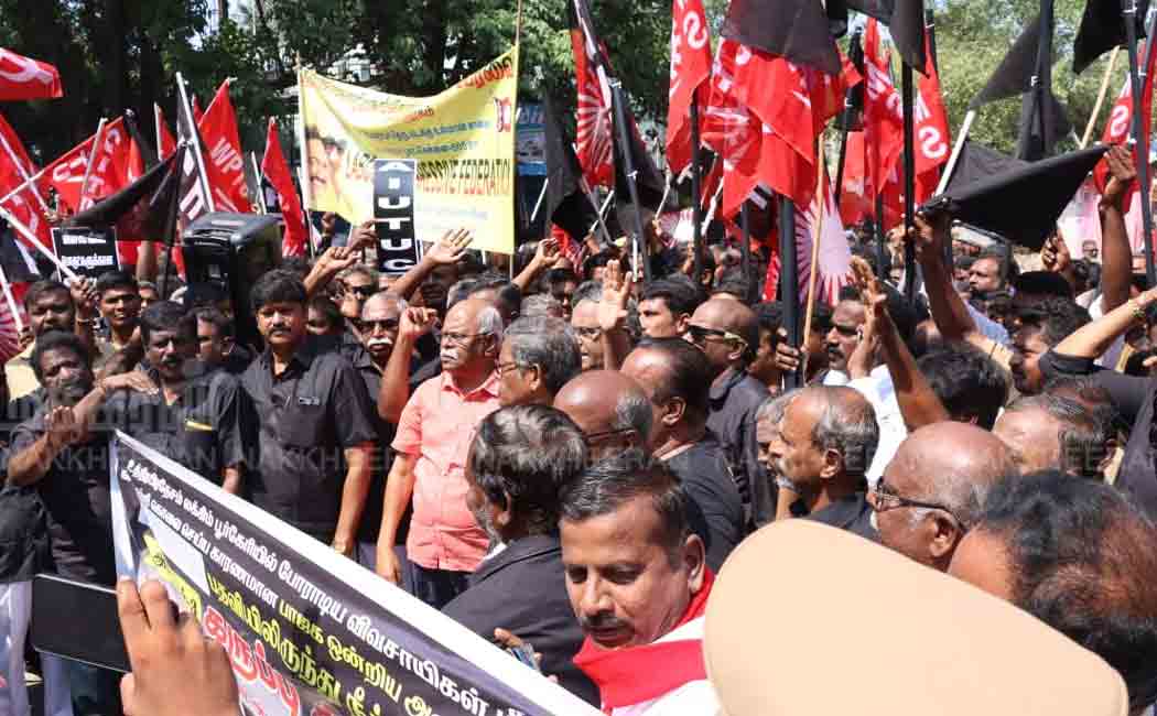 Trade union confederates protest demanding arrest of Union Minister (Pictures)