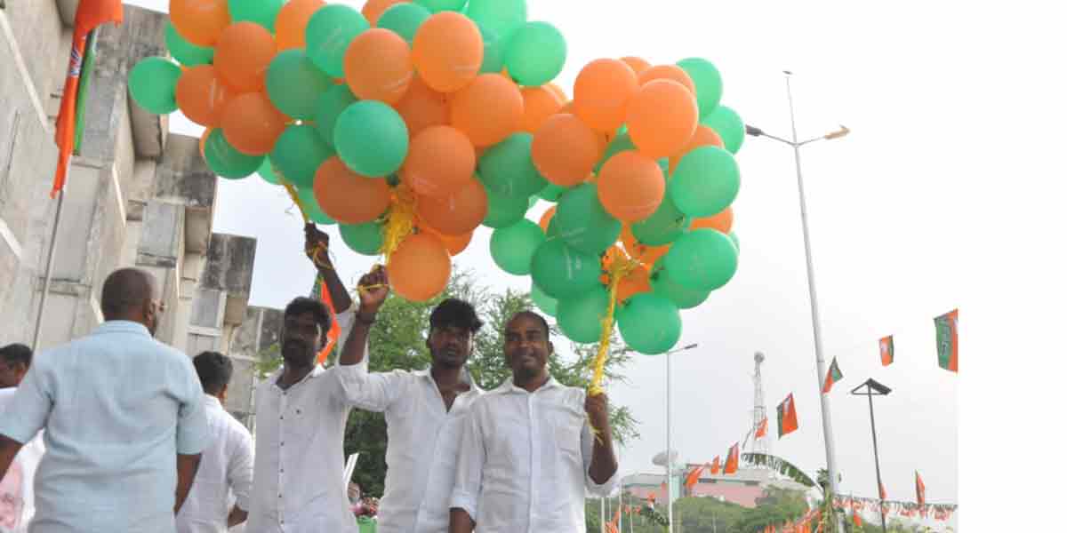 Welcome to Modi ... AIADMK flags that do not catch the eye!
