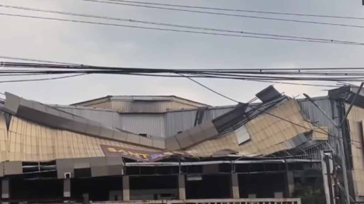 Heavy rain; Accident as roof of cinema collapses