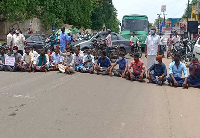 Farmers road block in front of the Collector's Office!