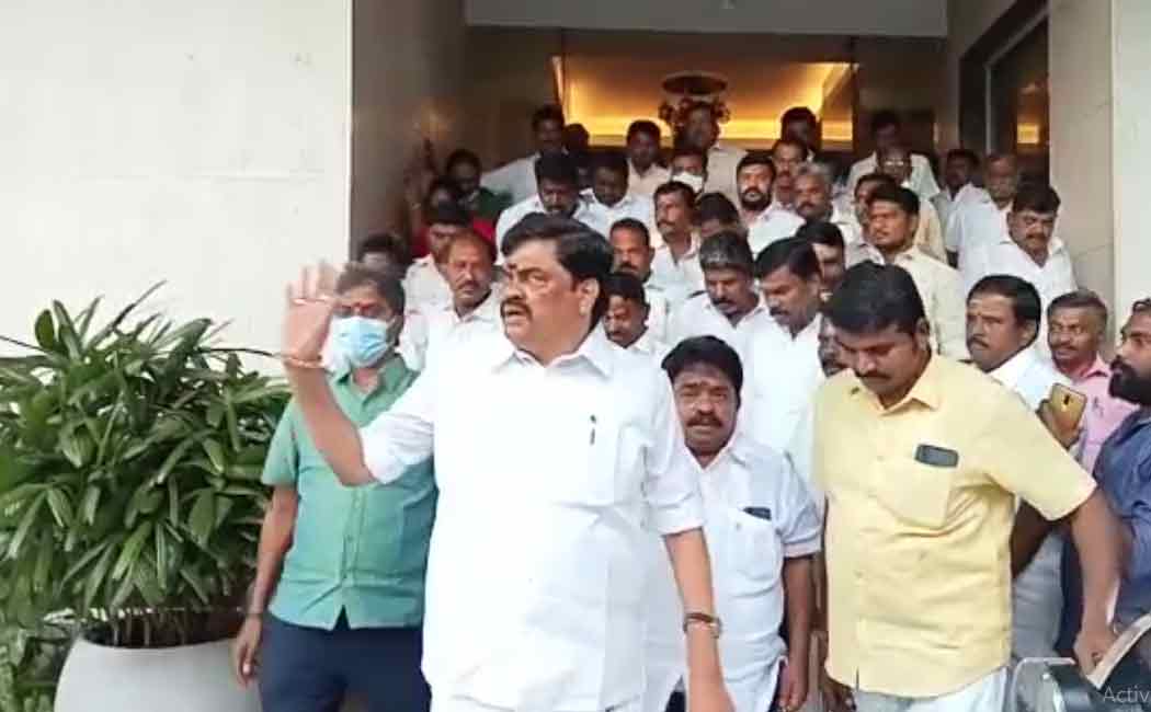 Rajendra Balaji gets out of jail and goes to a private hotel