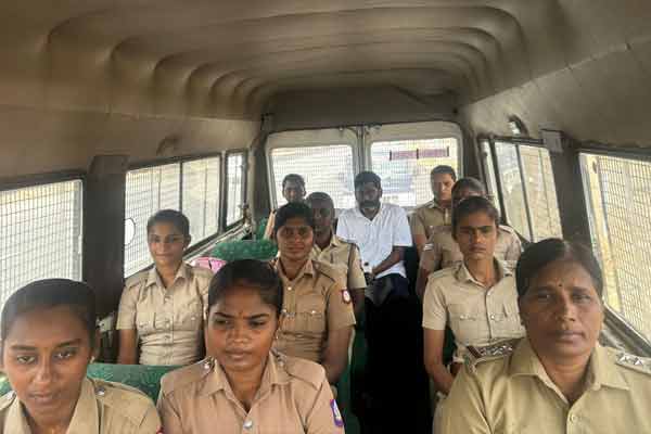 savukku Shankar is brought to the court under the protection of female police