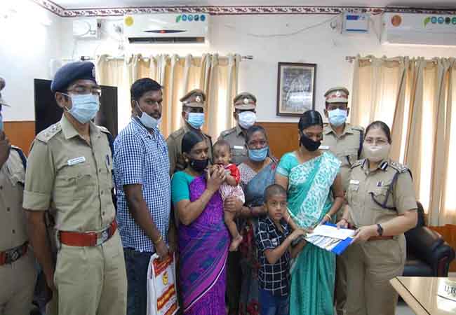 To the family of a policeman who incident in a road accident 10 lakh relief aid provided by the police